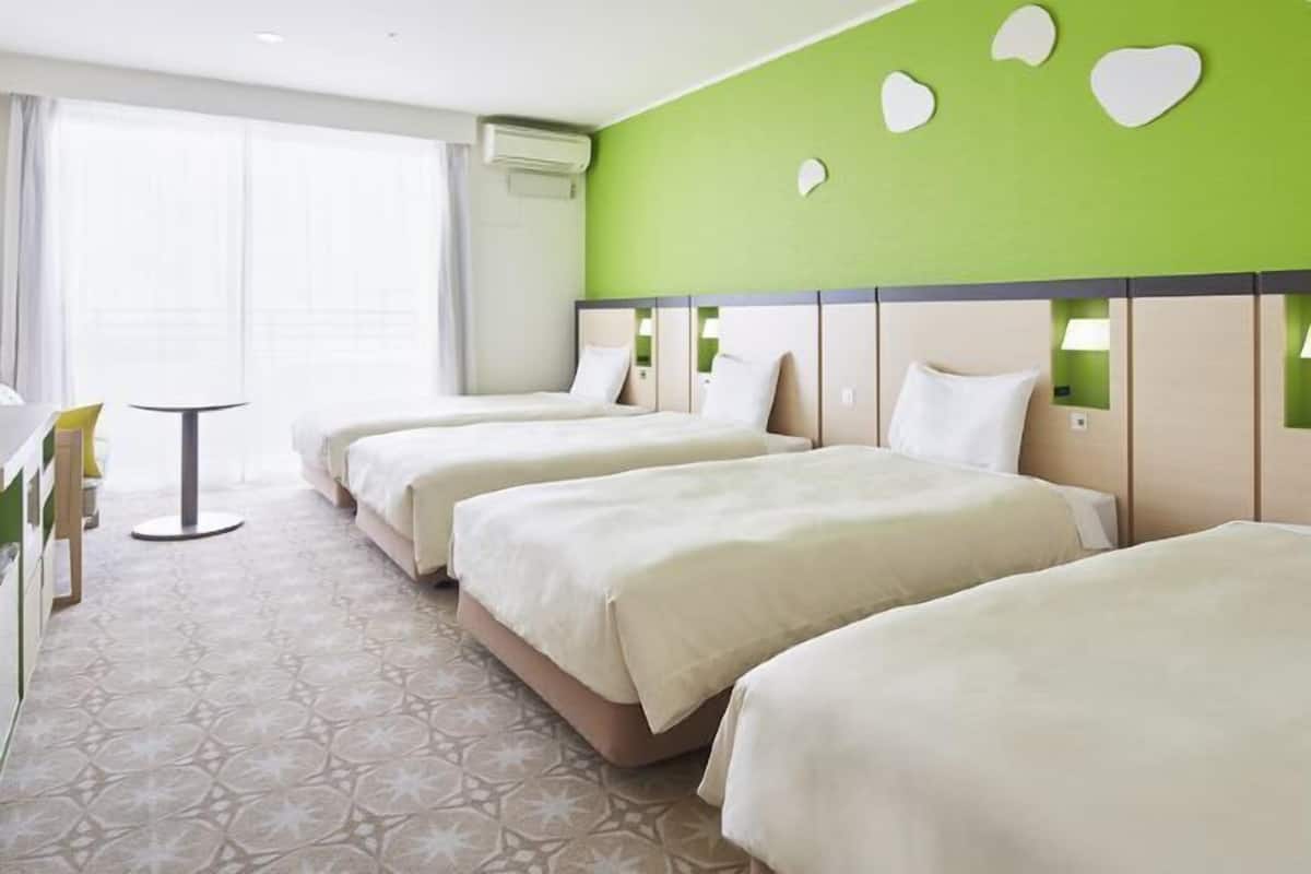 Tallelokero huoneessa, työpöytä, pimennysverhot, ilmainen Wi-Fi