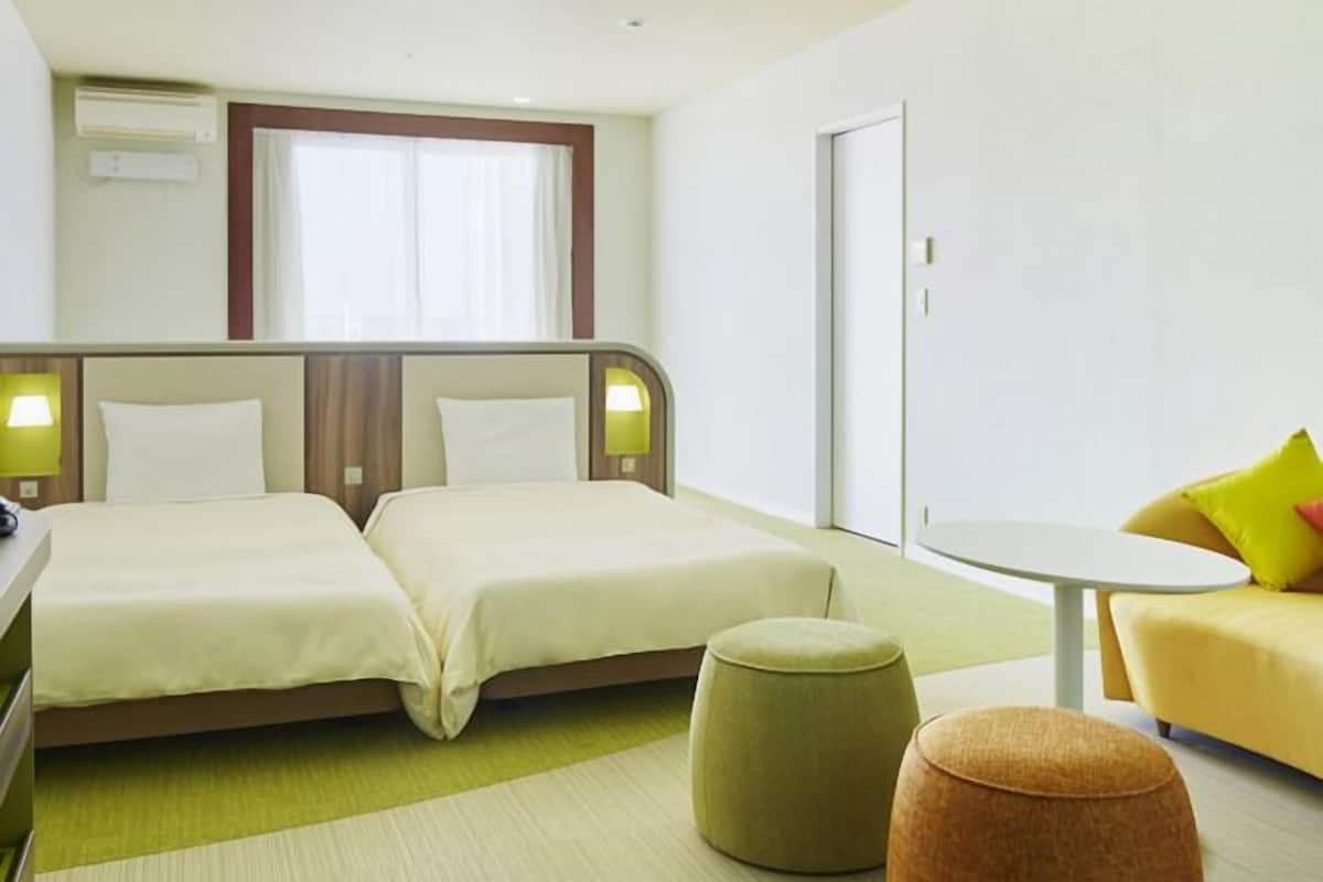 Caja de seguridad en la habitación, escritorio y cortinas blackout