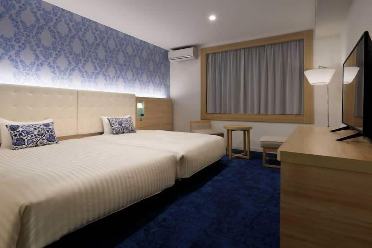 Caja de seguridad en la habitación, escritorio y cortinas blackout