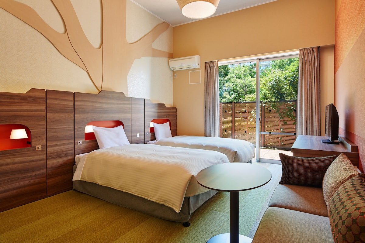 ห้องพัก, ปลอดบุหรี่ (Accessible, 2 beds+sofa bed for 3ppl) | ตู้นิรภัยในห้องพัก, โต๊ะทำงาน, ผ้าม่านกันแสง, Wi-Fi ฟรี