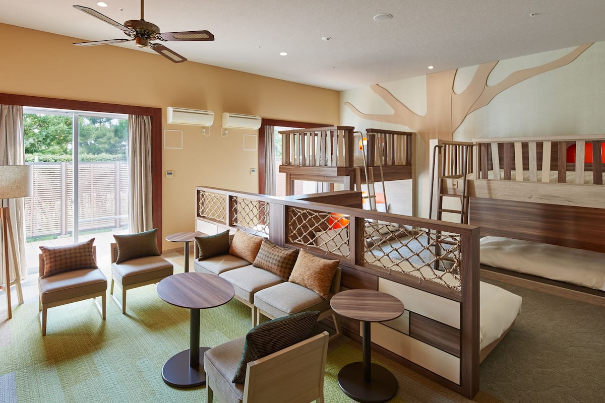 ห้องเอ็กเซกคิวทีฟ, ปลอดบุหรี่, ระเบียง (for 6 people, Corner) | ตู้นิรภัยในห้องพัก, โต๊ะทำงาน, ผ้าม่านกันแสง, Wi-Fi ฟรี