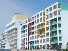 Um hotel de vários andares com varandas e telhado plano.