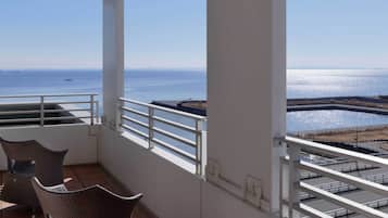 Suite, ikke-røyk (for 2 People) | Safe på rommet, skrivebord, blendingsgardiner og wi-fi (inkludert)