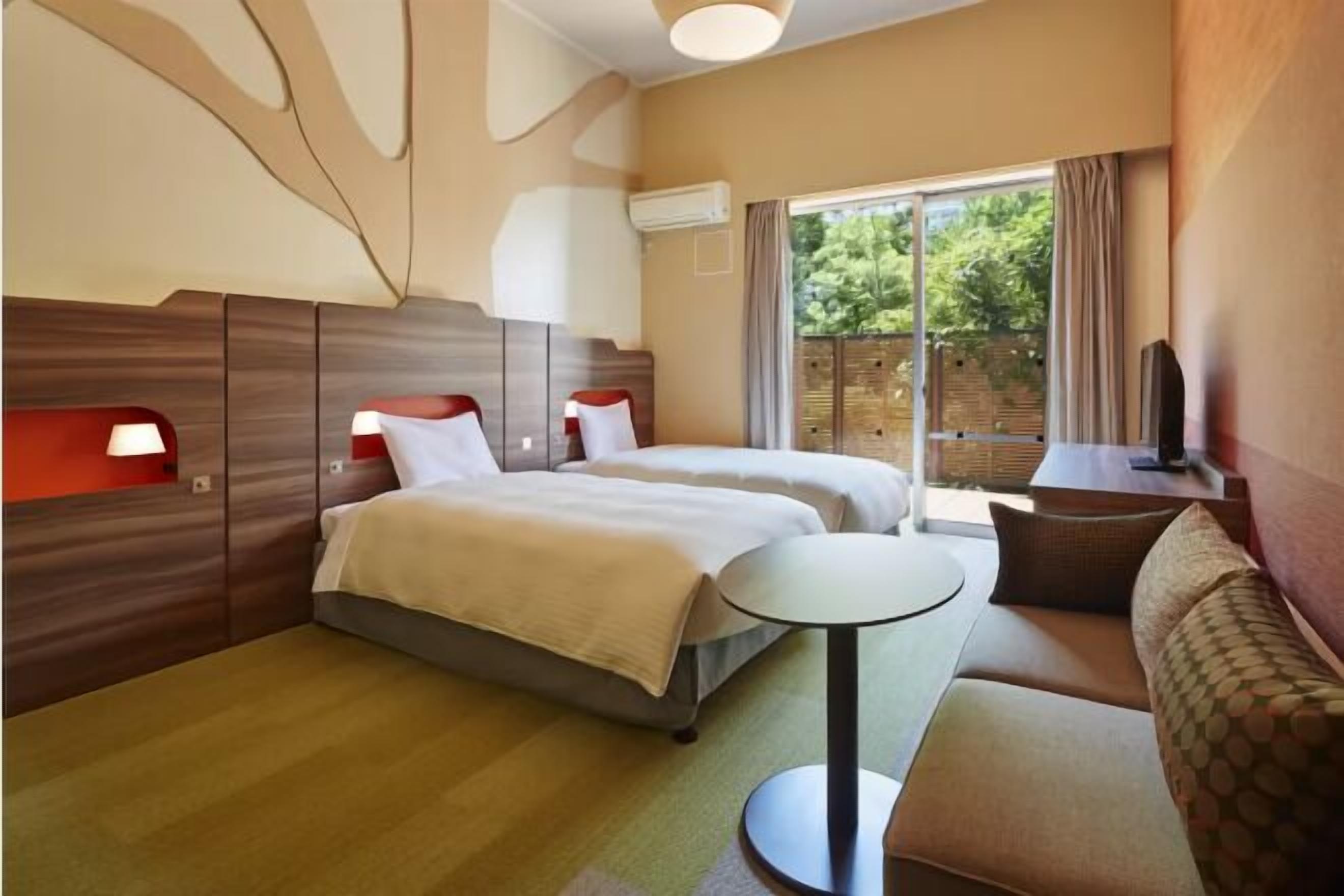 Caja de seguridad en la habitación, escritorio y cortinas blackout 