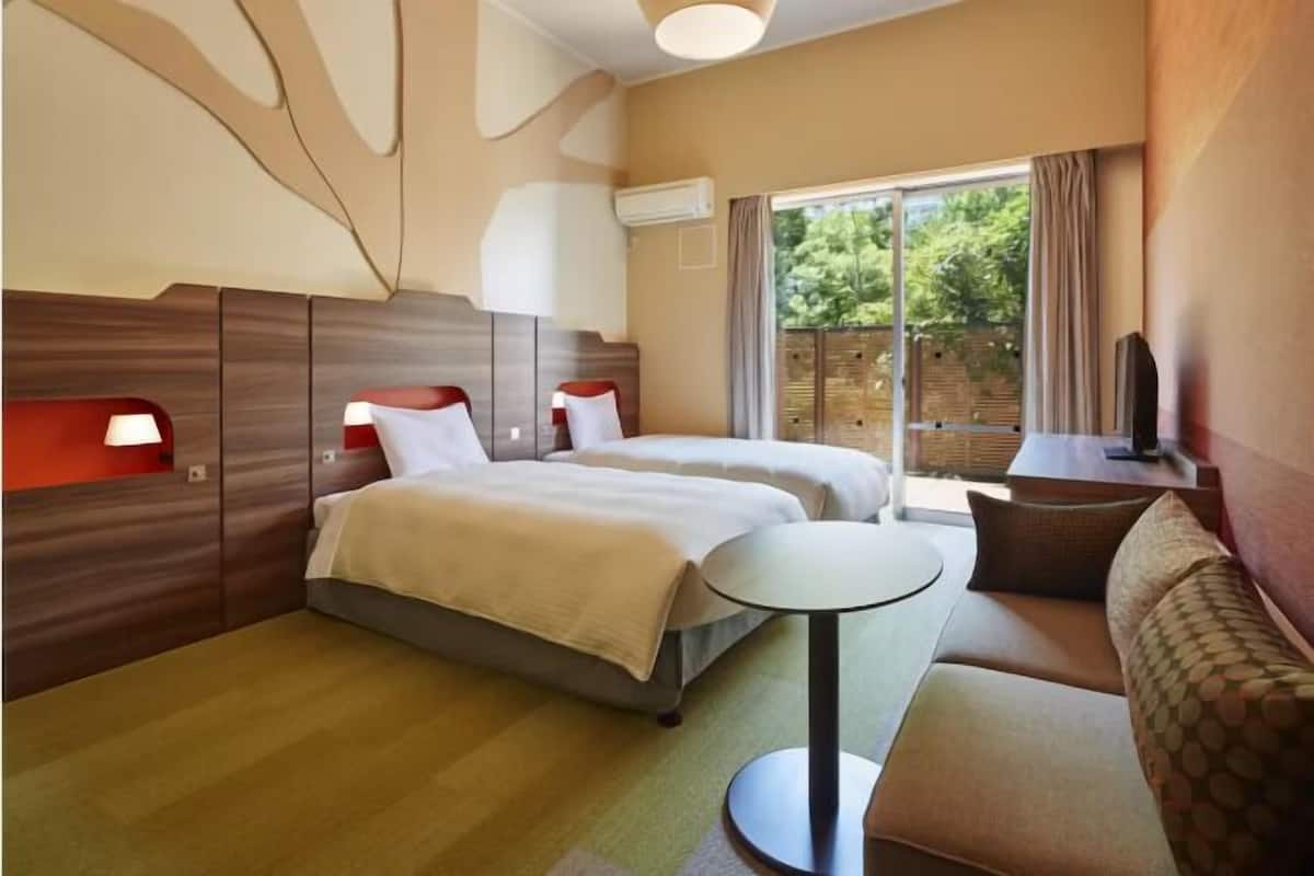 Caja de seguridad en la habitación, escritorio y cortinas blackout