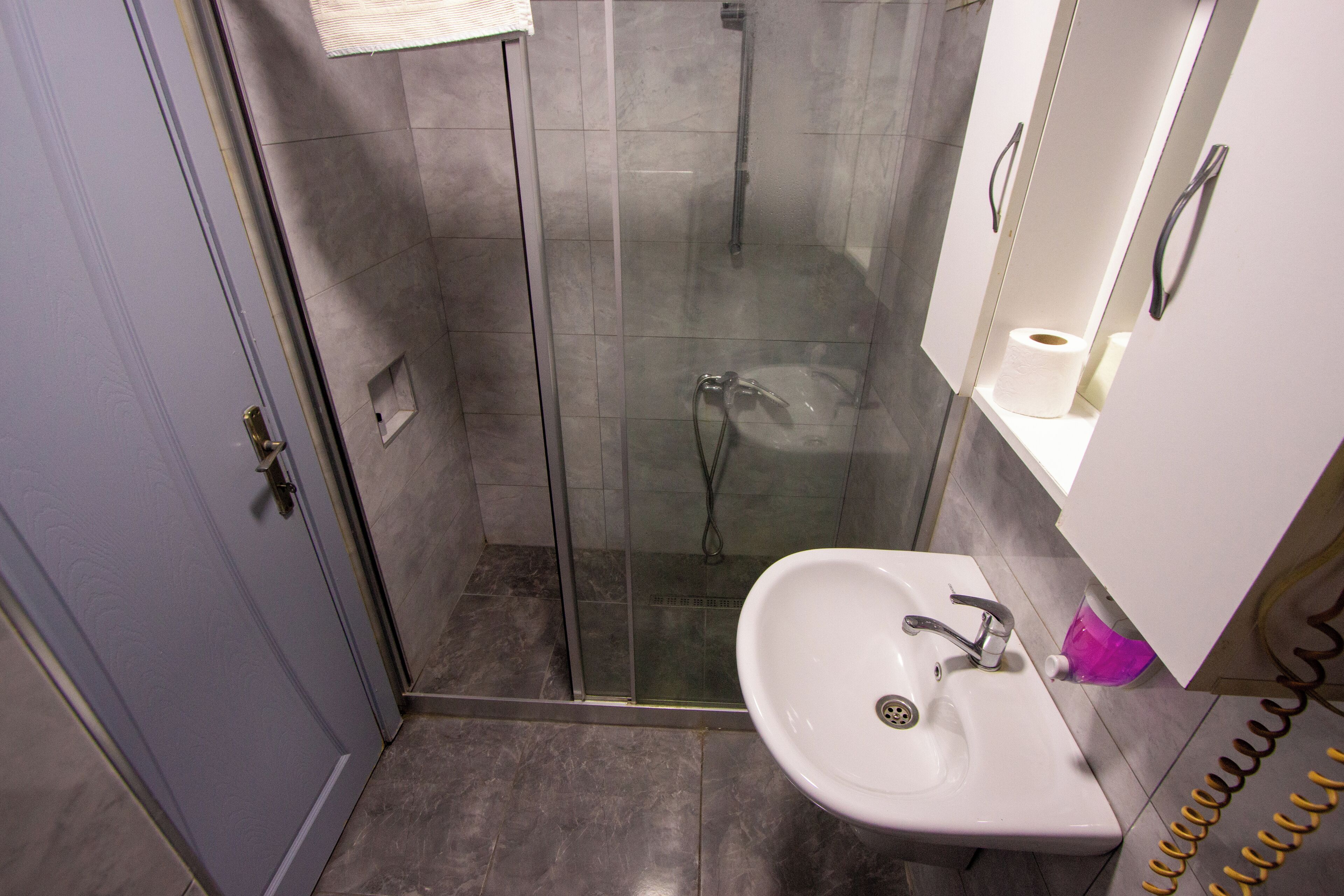 تجهيزات دش، مستلزمات مجانية للعناية الشخصية، مجففات شعر، خف للقدمين