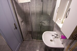 Dusj, toalettartikler (inkludert), hårføner og tøfler