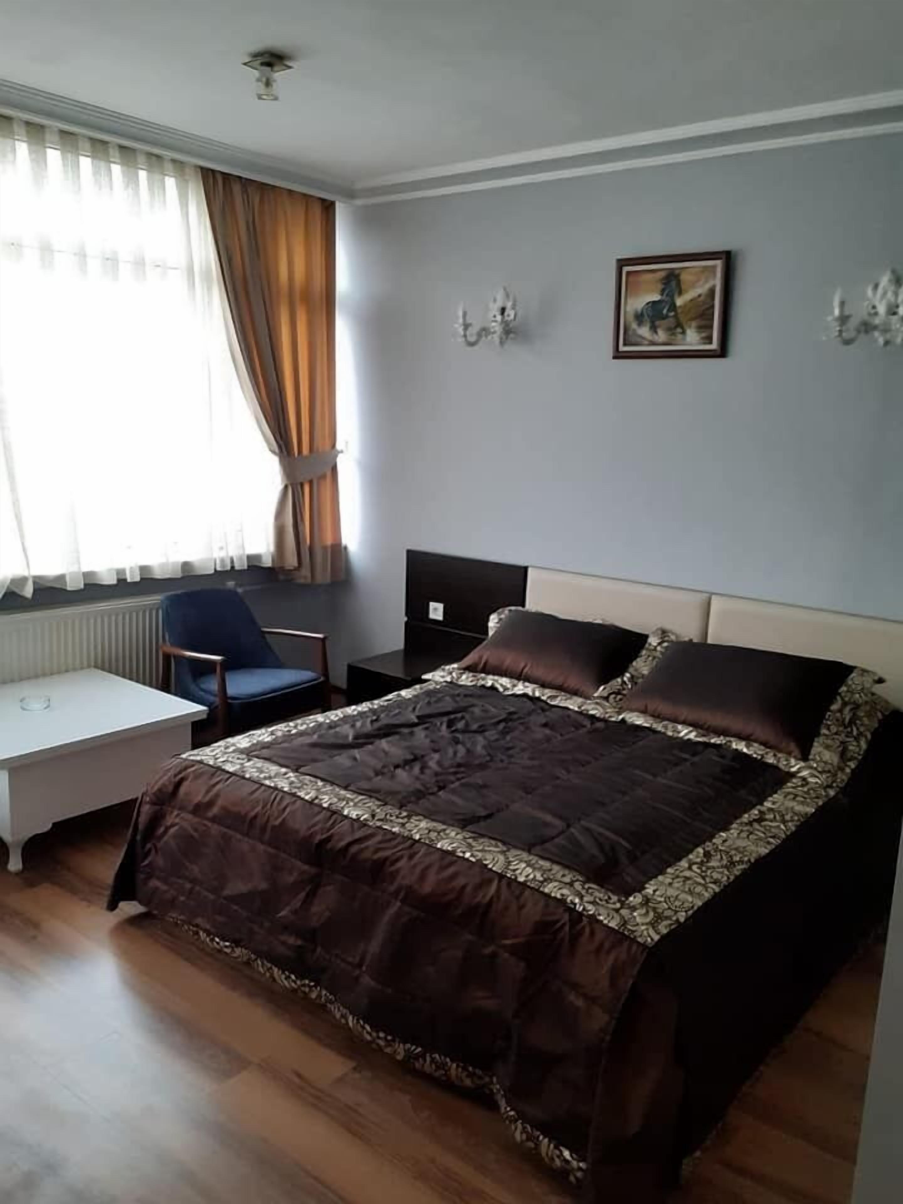 Dobbelt- eller tomannsrom, 1 dobbeltseng eller 2 enkeltsenger | Minibar, safe på rommet, skrivebord og wi-fi (inkludert)