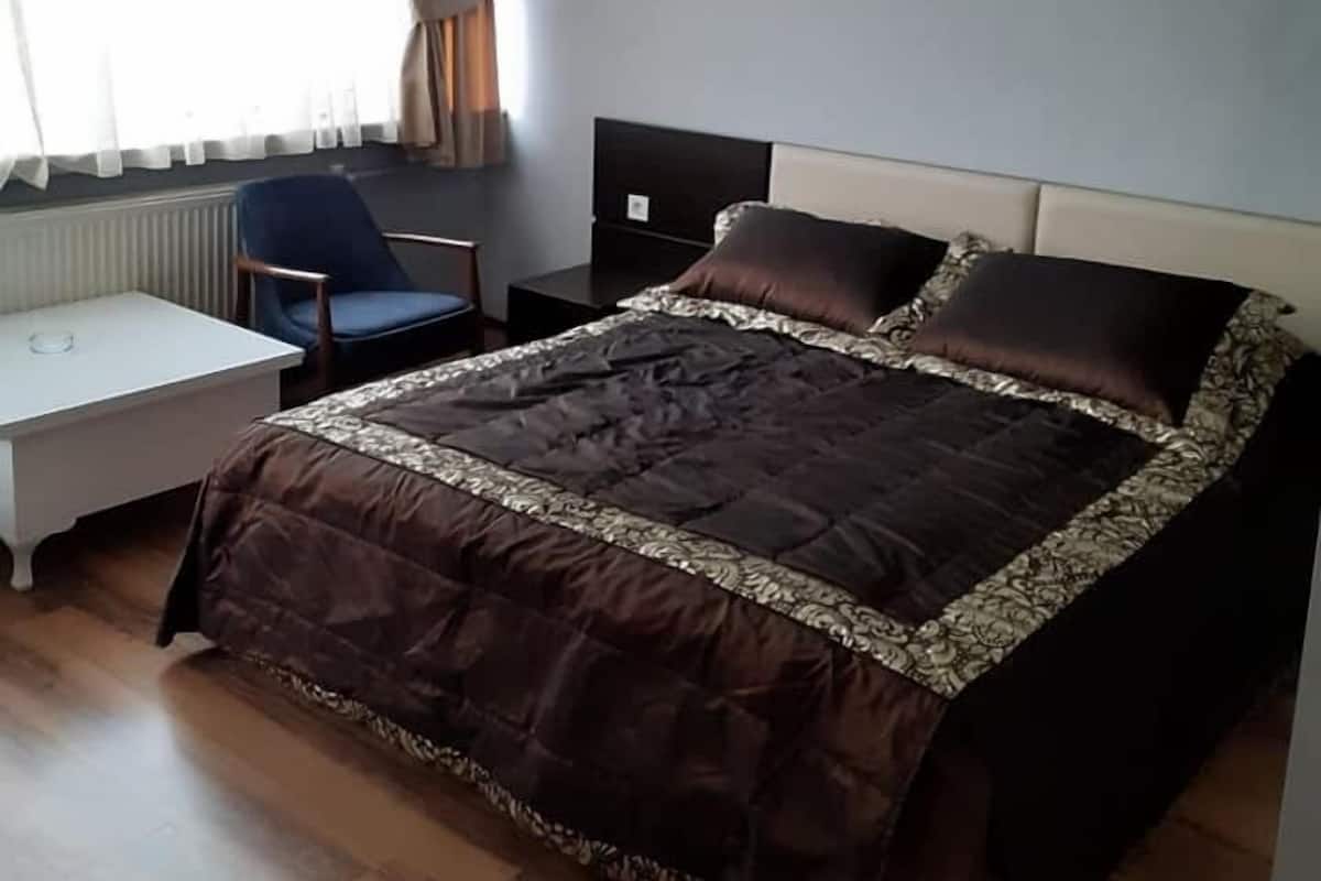 Dobbelt- eller tomannsrom, 1 dobbeltseng eller 2 enkeltsenger | Minibar, safe på rommet, skrivebord og wi-fi (inkludert)