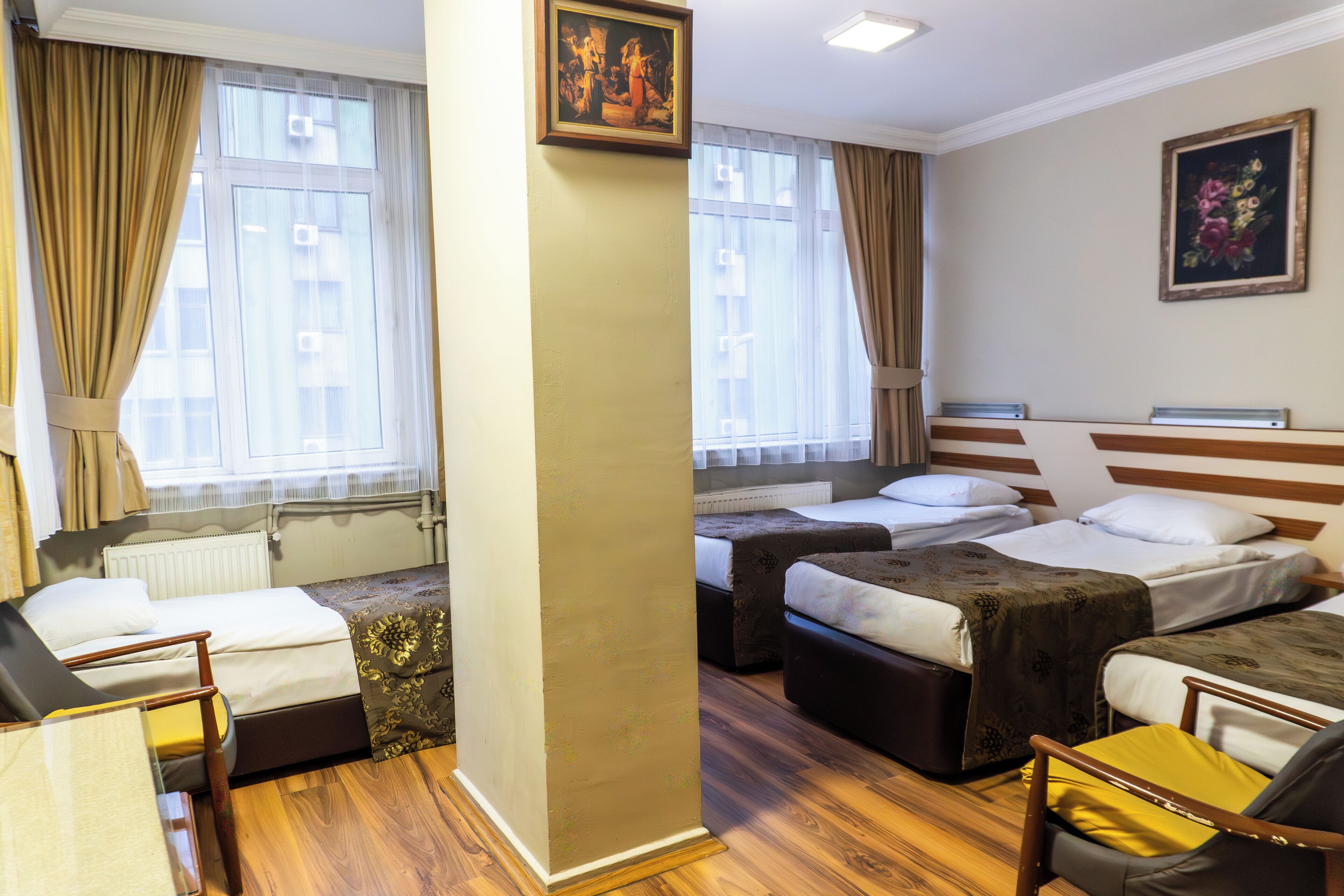 Kamar Quadruple | Minibar, brankas, meja kerja, dan Wi-Fi gratis