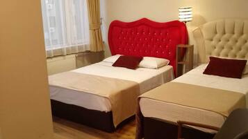 Habitación triple | Minibar, caja de seguridad en la habitación, escritorio y wifi gratis