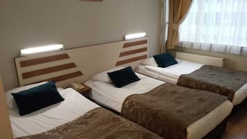 Chambre Quadruple | Minibar, coffres-forts dans les chambres, bureau, Wi-Fi gratuit