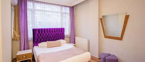 双人房或双床房, 1 张双人床或 2 张单人床 | 迷你吧、客房内保险箱、办公桌、笔记本电脑工作区