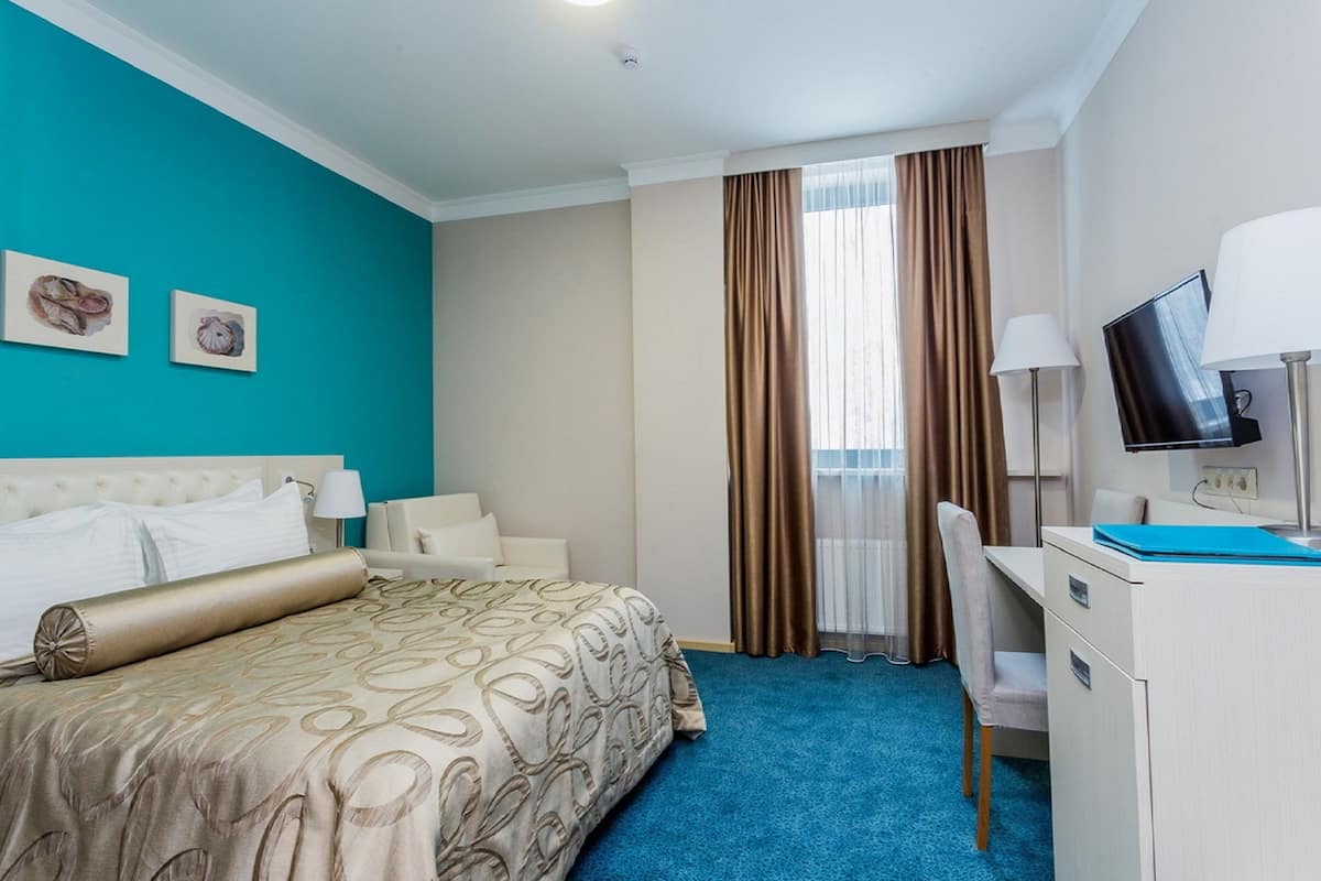 In-room safe, desk, blackout drapes, free cribs/infant beds