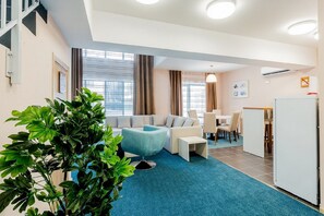 Bungalow | Living room | TV - Aqua-Minsk Hotel (Minsk)