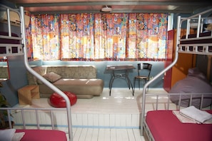 Quarto quádruplo, banheiro compartilhado | Área de estar