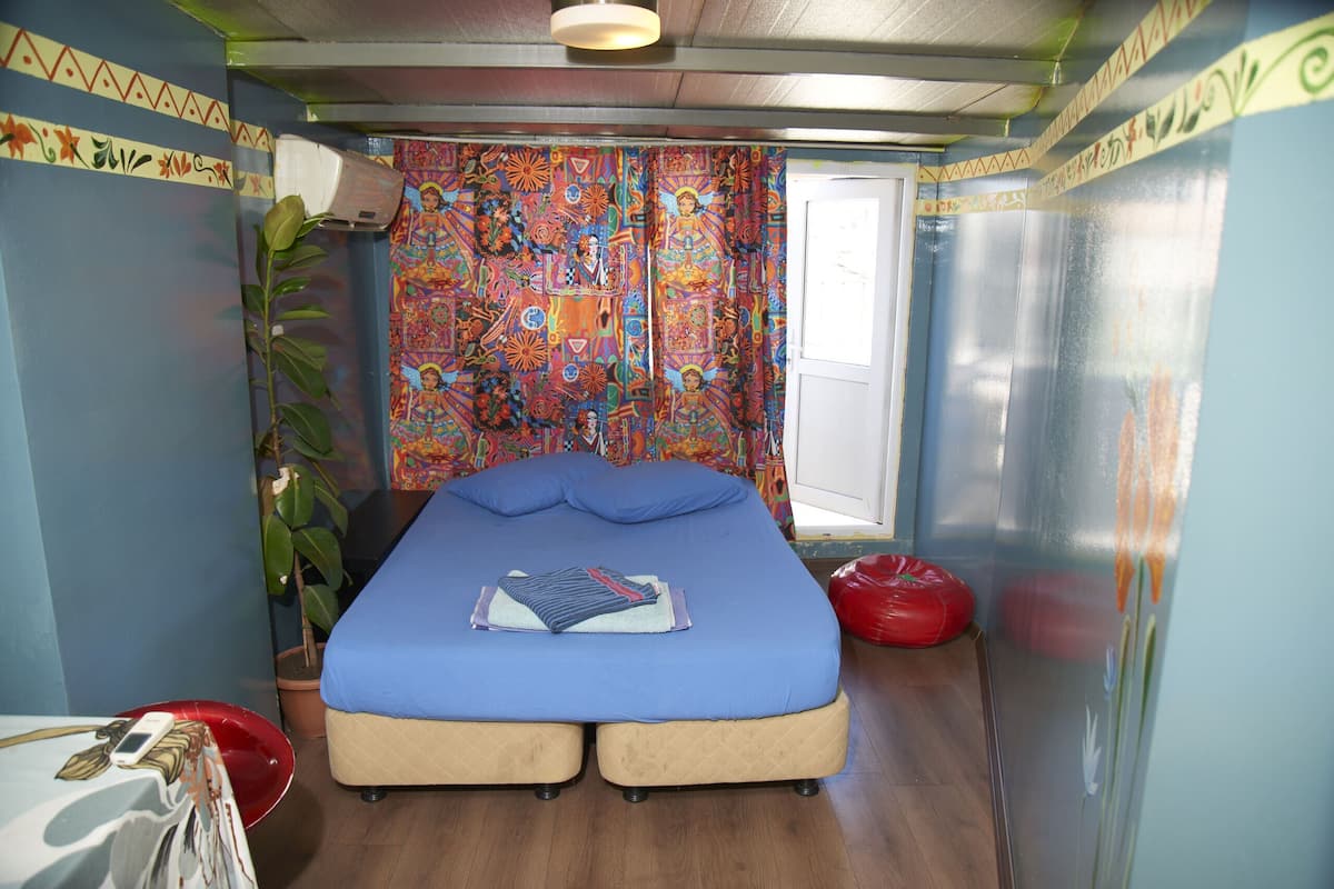 Habitación doble, baño compartido | Escritorio, wifi gratis y ropa de cama