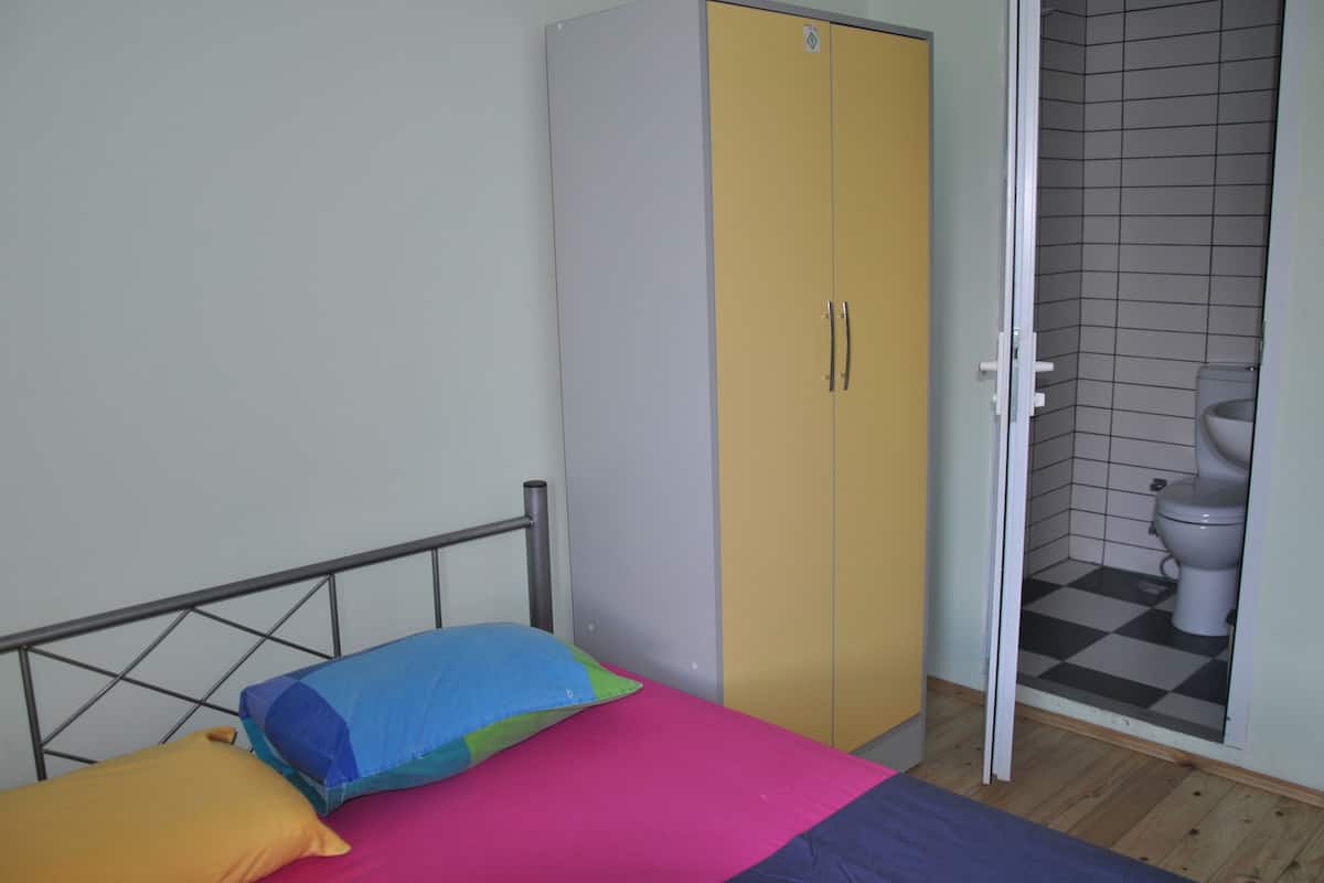 Habitación individual | Escritorio, wifi gratis y ropa de cama