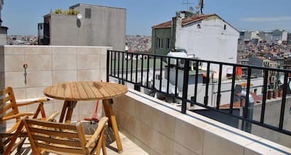 Chilloutlya Hostel&Bar