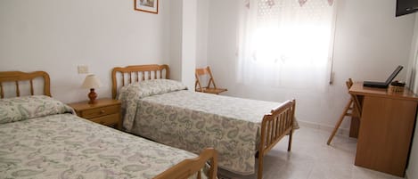 Zimmersafe, Schreibtisch, laptopgeeigneter Arbeitsplatz