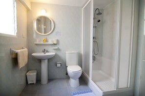 Shower, handuk, sabun, dan sampo