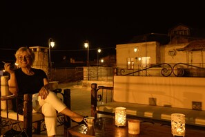 經典開放式套房, 1 張加大雙人床, 露台 | 客廳 | LCD 電視