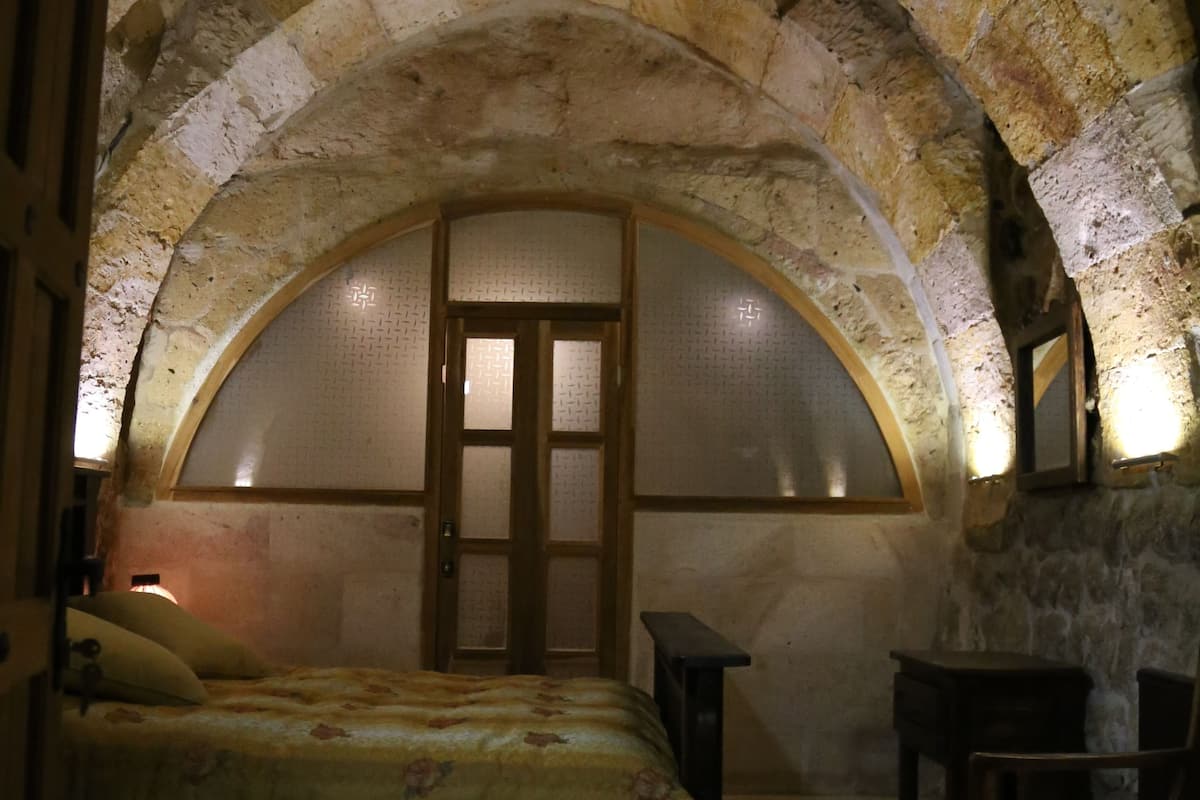 classic double room, 1 queen bed | egyptian cotton sheets, premium bedding, desk, soundproofing