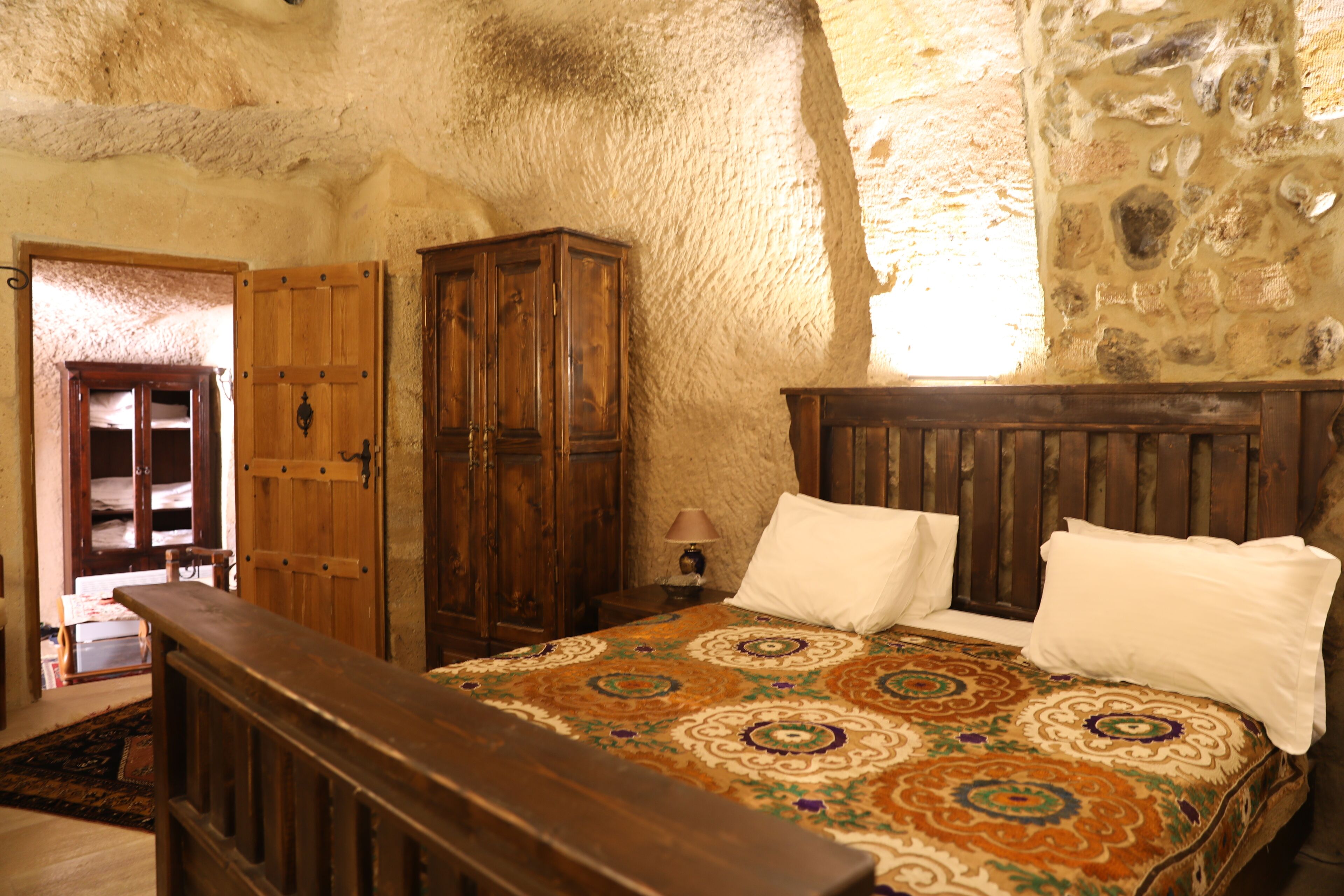 Un dormitorio con una cama de madera, una mesita de noche y un armario.