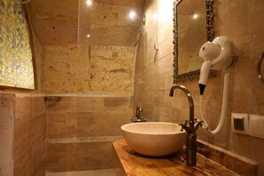 Classic Double Room, 1 Queen Bed | Bathroom | Shower, free toiletries, hair dryer, bathrobes - Hanımkız Konagi (Avanos)
