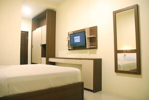 Desk, soundproofing, free WiFi, bed sheets - Avon's Residence (Manado)