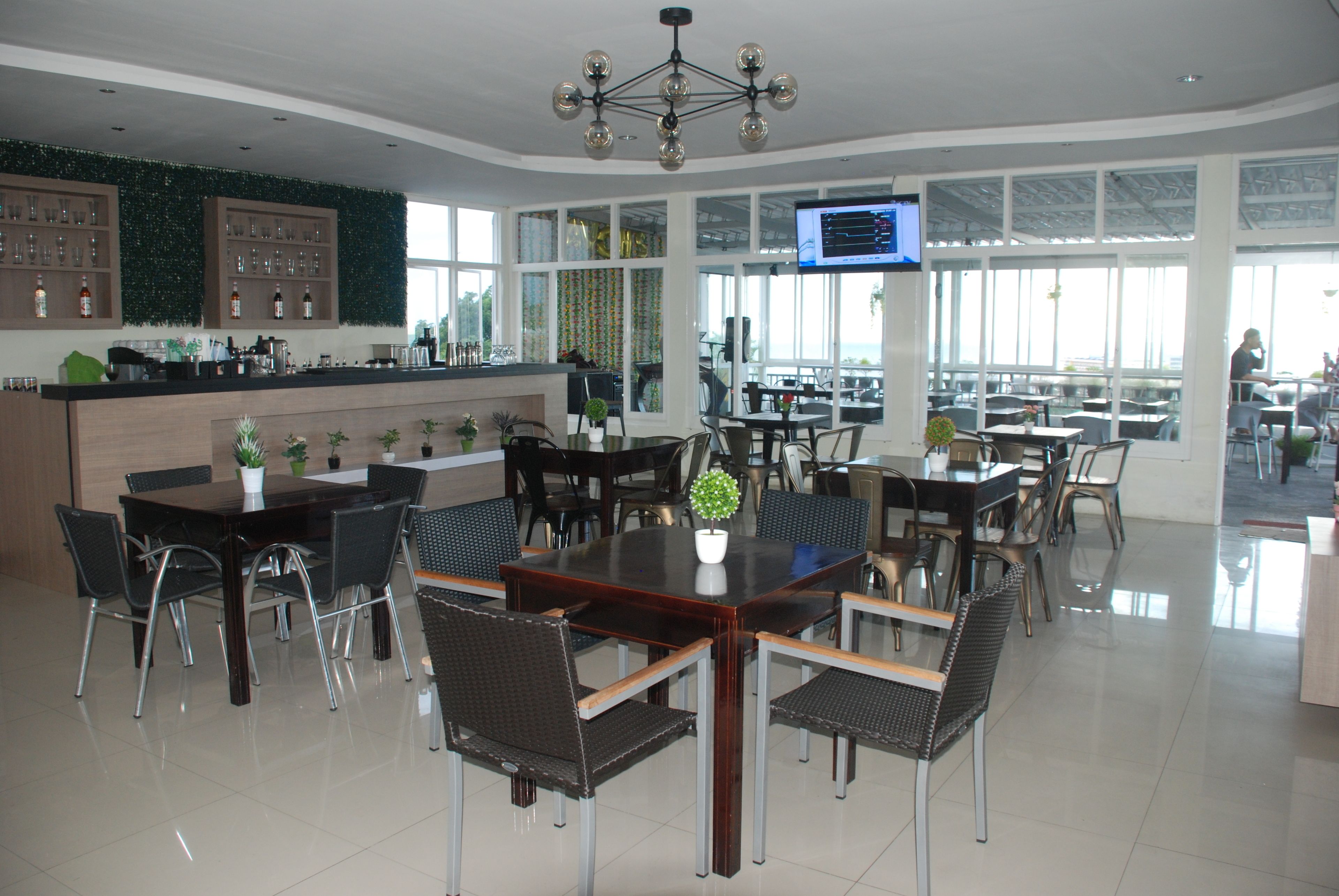 Menyajikan hidangan lokal dan internasional