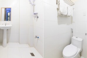 Pancuran mandi, bidet, tuala disediakan