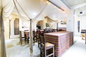 Tempat makan luar