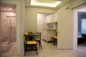 Deluxe Family Apartment | Private kitchen | Electric kettle, cleaning supplies, paper towels - Blue Mosque Suites (Istanbul)