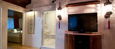 Deluxe Apartment (with Turkish Bath) | Living area | 32-inch LCD TV with satellite channels, TV