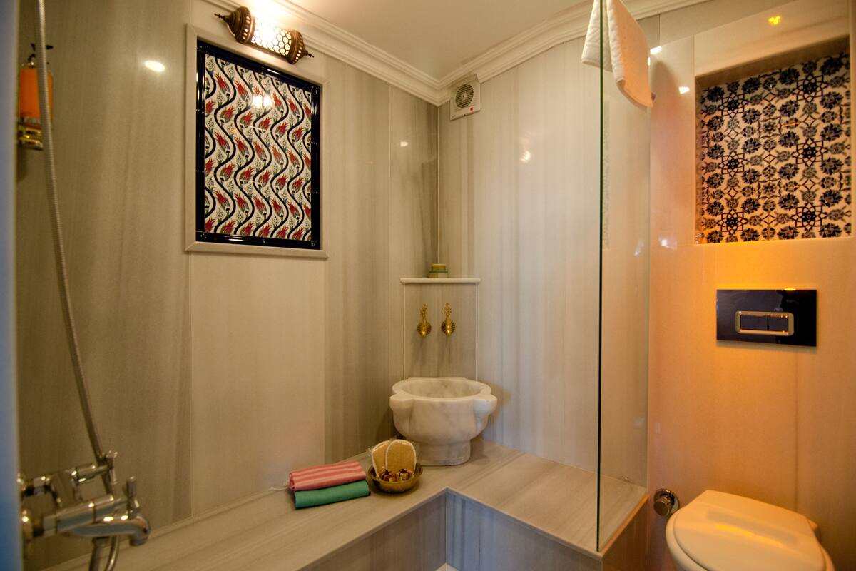 Deluxe Apartment (with Turkish Bath) | Bathroom | Shower, free toiletries, hair dryer, slippers