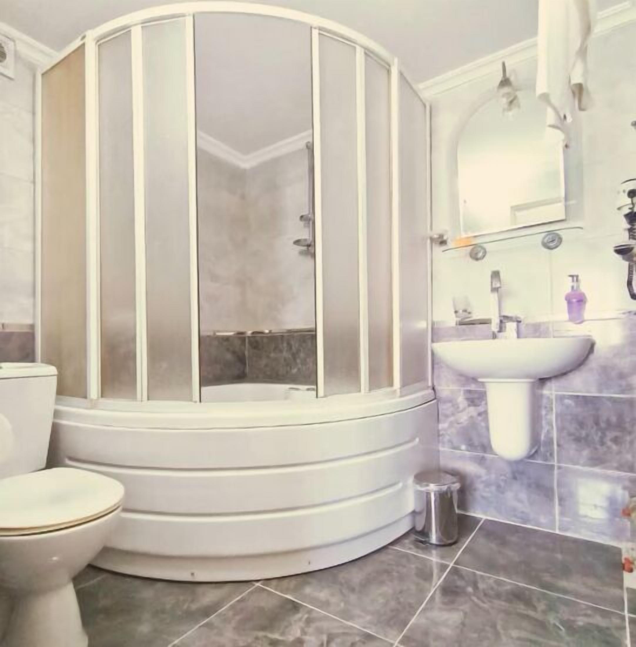 Kahden hengen comfort-huone (kaksi sänkyä), 1 makuuhuone, kaupunkinäköala | Kylpyhuone | Suihku, ilmaiset hygieniatuotteet, hiustenkuivaaja, tohvelit
