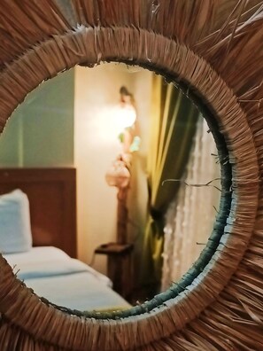 Grand kamer | Een minibar, een bureau, een laptopwerkplek, geluiddichte muren