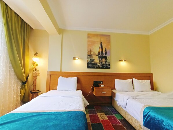 Habitación clásica con 2 camas individuales, 2 camas individuales | Minibar, escritorio, espacio para trabajar con laptop y insonorización 