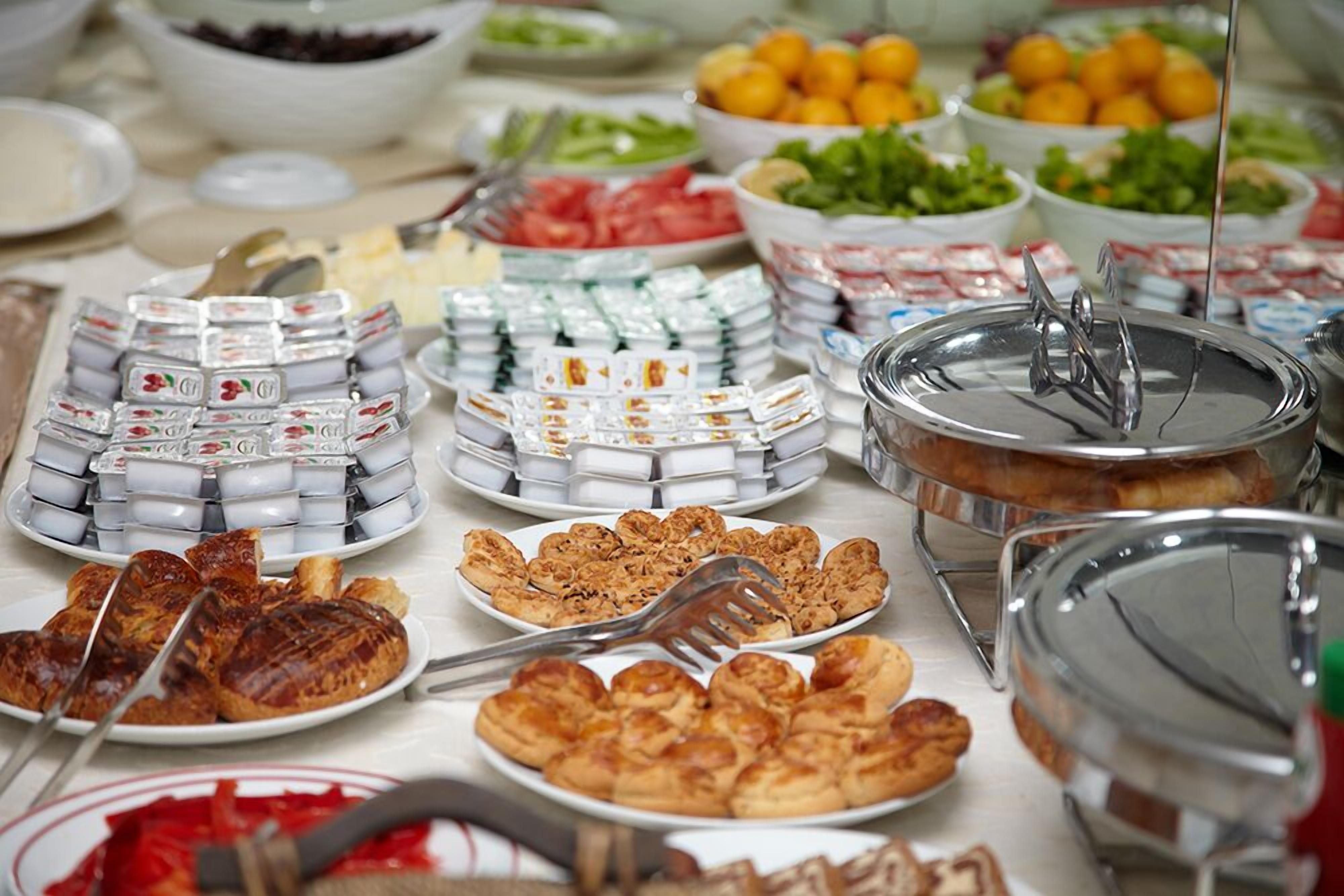 Ein reichhaltiges Buffet mit verschiedenen Speisen und Beilagen.