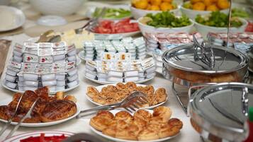 Ein reichhaltiges Buffet mit verschiedenen Speisen und Beilagen.