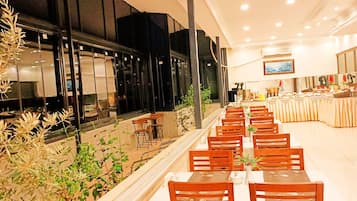 Tägliches inbegriffenes kontinentales Frühstück