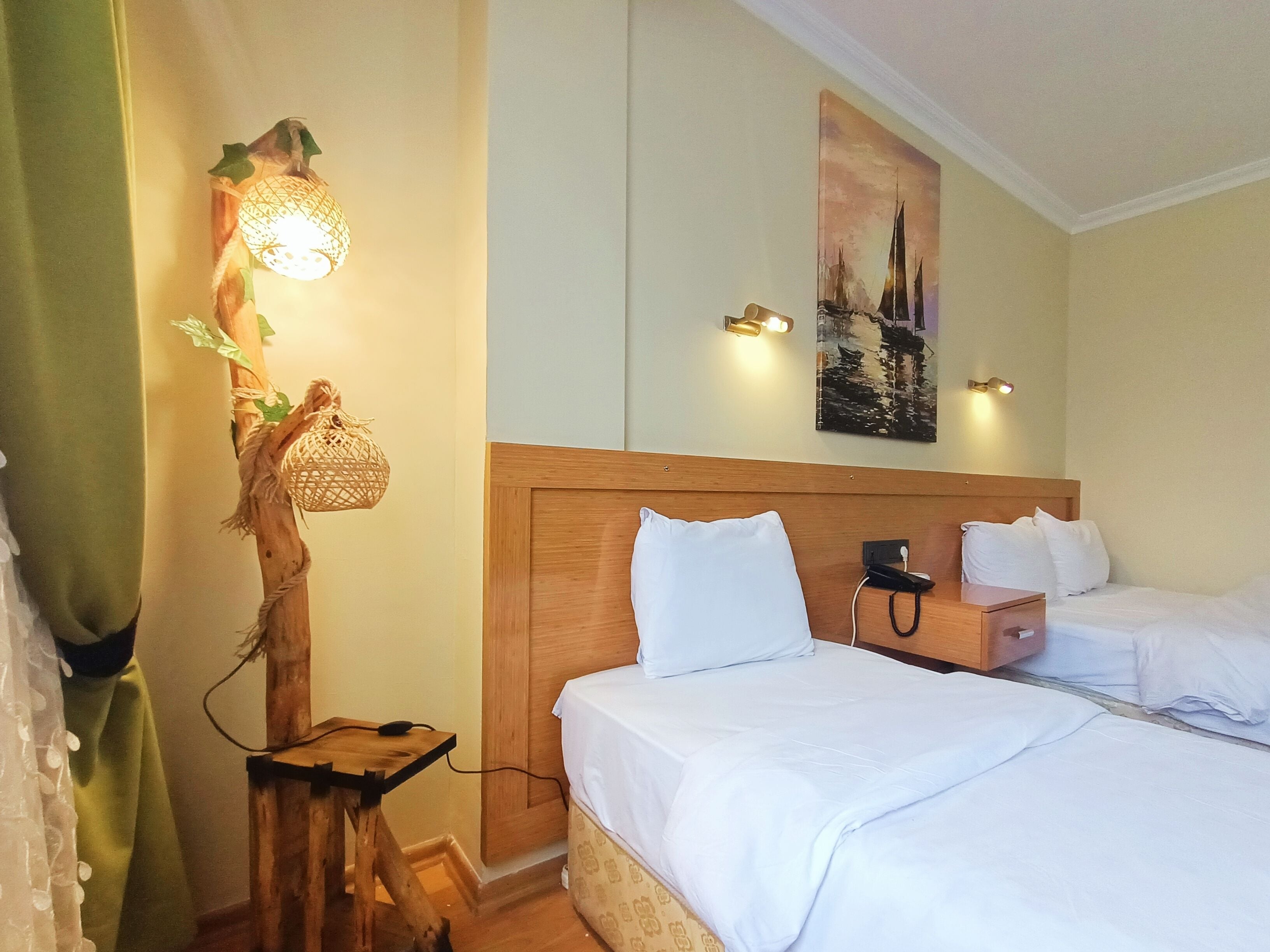 Kamar Grand | Minibar, meja kerja, ruang kerja ramah laptop, dan kedap suara