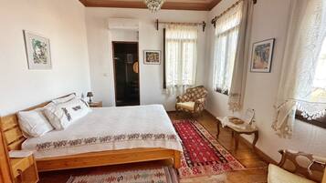 Deluxe Double Room | Iron/ironing board, free WiFi