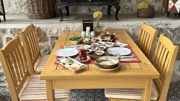 Tägliches inbegriffenes großes Frühstück