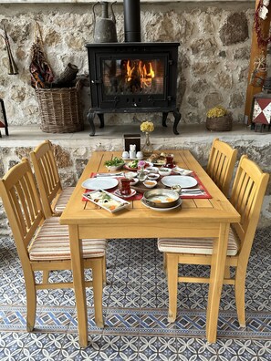 Free daily full breakfast - Saklı Konak (Karaburun)