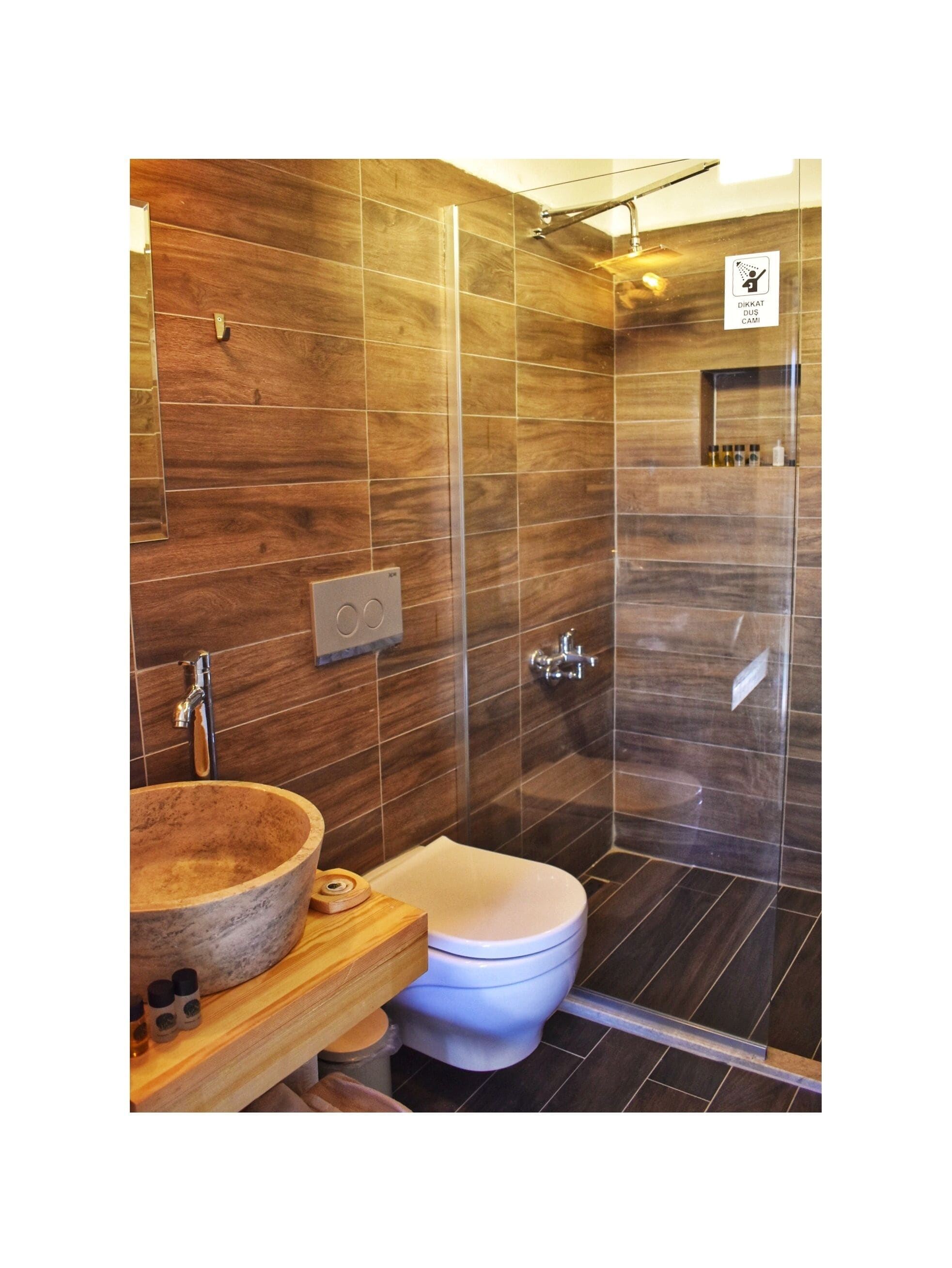 Kamer, 1 tweepersoonsbed, uitzicht op tuin | Badkamer | Een douche, gratis toiletartikelen, een haardroger, pantoffels