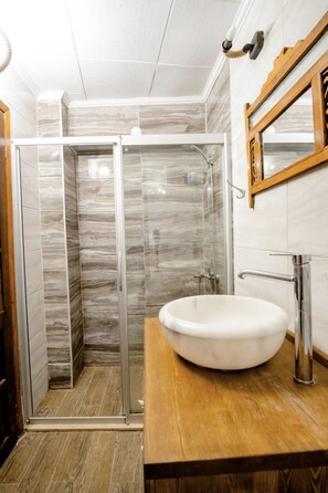 Superior Double Room, Garden View | Bathroom