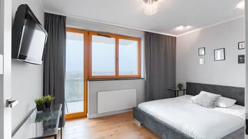 Penthouse (Powstancow Wielkopolskich 76 street) | Premium bedding, iron/ironing board, free WiFi, bed sheets