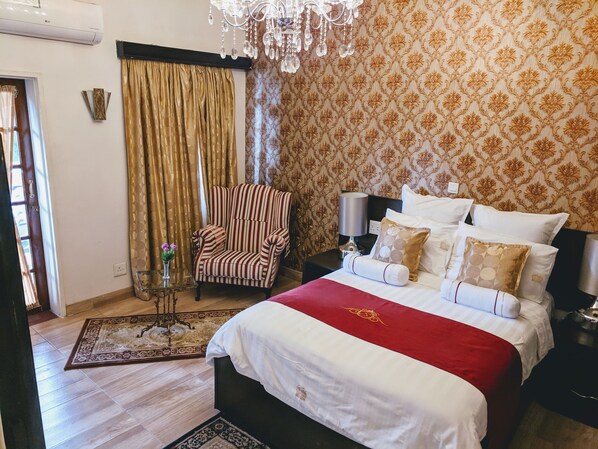 Chambre exécutive double, balcon, vue sur la ville | Literie de qualité, minibar, ameublement unique, bureau